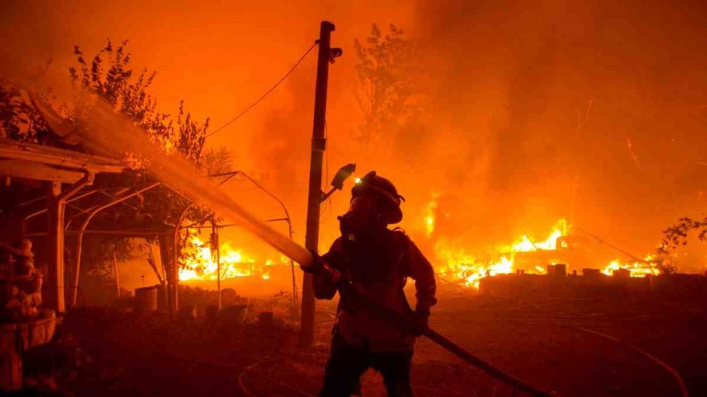 Brush fire closes I-5 as extreme heat sweeps through California